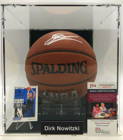 DIRK NOWITZKI Basketball Showcase (Dallas Mavericks) Signierter Basketball, Super Tack