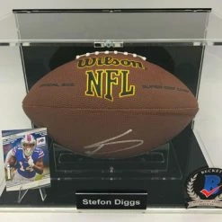 STEFON DIGGS Football Showcase (Buffalo Bills) Signierter Football, NFL Grip Cover