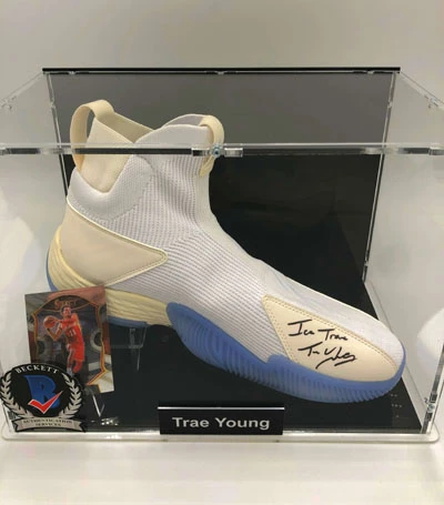 TRAE YOUNG Basketball Showcase (Atlanta Hawks) Signierter Basketball-Schuh, Adidas LightStrike L