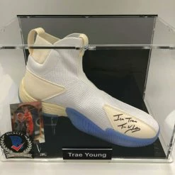 TRAE YOUNG Basketball Showcase (Atlanta Hawks) Signierter Basketball-Schuh, Adidas LightStrike L