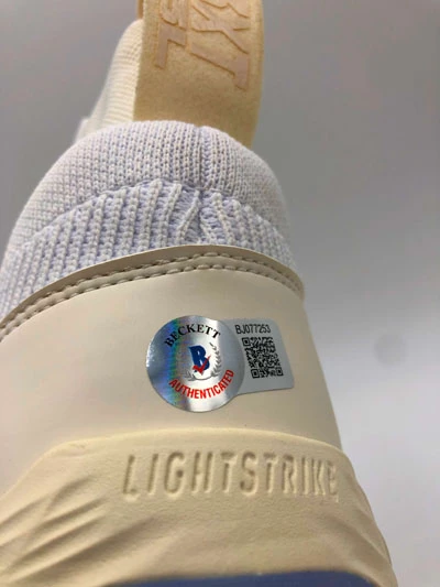 TRAE YOUNG Basketball Showcase (Atlanta Hawks) Signierter Basketball-Schuh, Adidas LightStrike L – Bild 3