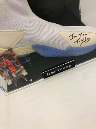 TRAE YOUNG Basketball Showcase (Atlanta Hawks) Signierter Basketball-Schuh, Adidas LightStrike L – Bild 5