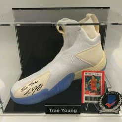 TRAE YOUNG Basketball Showcase (Atlanta Hawks) Signierter Basketball-Schuh, Adidas LightStrike R