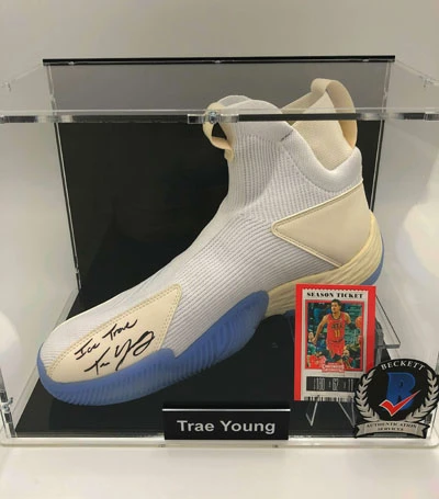 TRAE YOUNG Basketball Showcase (Atlanta Hawks) Signierter Basketball-Schuh, Adidas LightStrike R