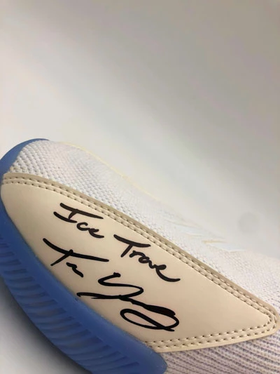 TRAE YOUNG Basketball Showcase (Atlanta Hawks) Signierter Basketball-Schuh, Adidas LightStrike R – Bild 2