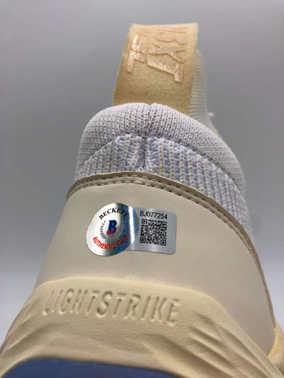 TRAE YOUNG Basketball Showcase (Atlanta Hawks) Signierter Basketball-Schuh, Adidas LightStrike R – Bild 3